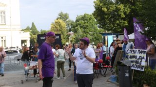 КНСБ излезе на протест с искане за по-високи заплати