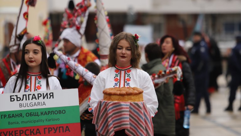 Как изглеждаше фестивалът "Сурва" в деня на откриването