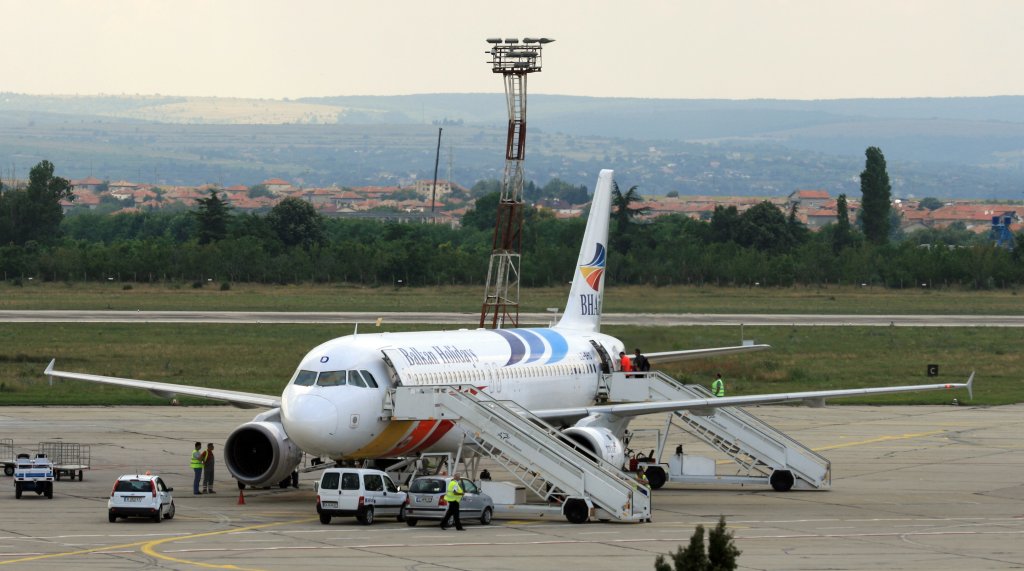 Airbus_A320-200_BH_Air_LZ-BHD_Varna_20100630