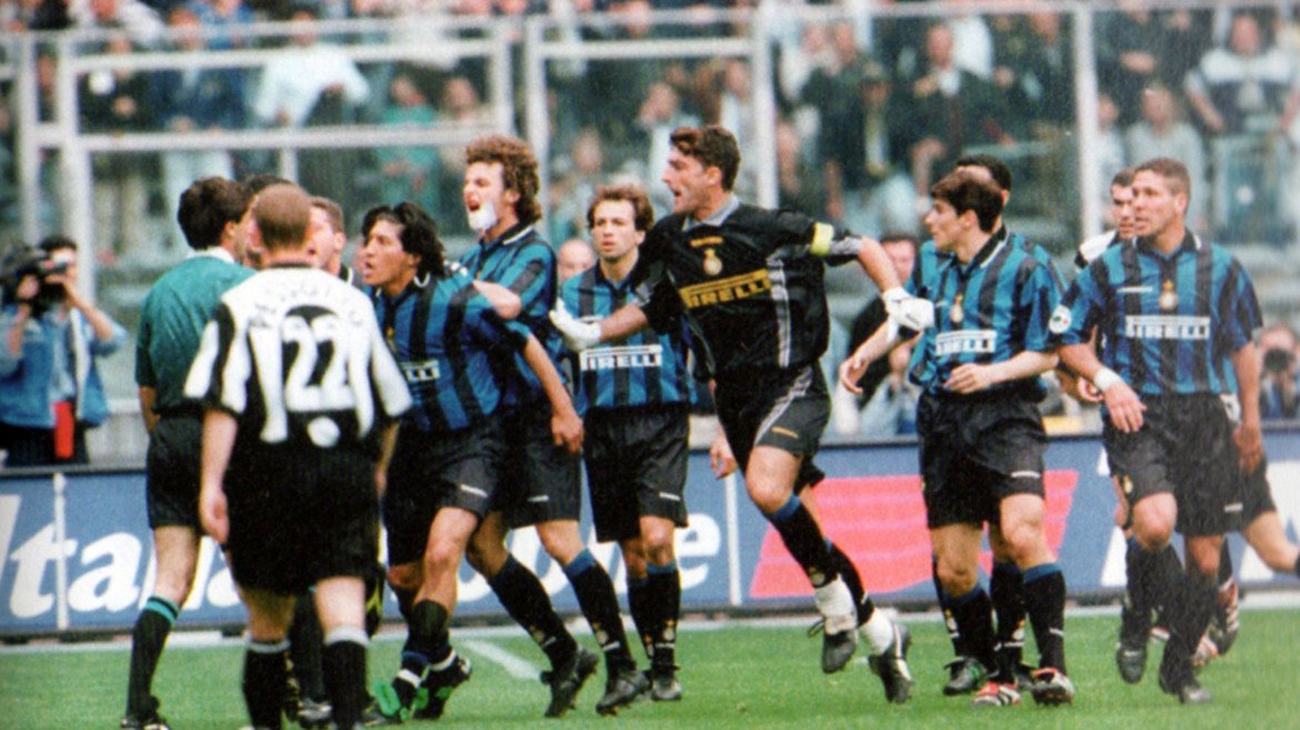Свирката на синьор Чекарини

„Денят, в който беше убит футболът…” Така пресата в Италия окачествява злополучния 26 април 1998 г., когато на стадион „Деле Алпи” в Торино един срещу друг в двубой за шампионската титла излизат Ювентус и Интер. Гостите от Милано се нуждаят само от точка, за да завършат първи в класирането. Гол на Алесандро Дел Пиеро в 28-ата минута дава аванс на „бяло-черните”, а след това съдията Пиеро Чекарини взима нещата в свои ръце. Позволява изключително груба игра на Ювентус, докато спрямо Интер е съвсем стриктен и дори гони техен играч. Но най-срамната сцена е онези, при която Марк Юлиано събаря по най-брутален начин бразилския феномен Роналдо в наказателното поле на домакините. Но Чекарини дава знак играта да продължи. И след проведената контраатака Дел Пиеро изкарва дузпа за Ювентус с очевидна симулация. Интеристите веднага нападат рефера. Нервите на треньора им Луиджи Симони също не издържат. Съдията първо гони него, а след това и помощника му. Вратарят Палиука спасява удара на Дел Пиеро от бялата точка, но Юве все пак удържа победата и се окичва с шампионските лаври. Пресата в Италия е единодушна, че „бяло-черните”са откраднали титлата от Интер, а съдийството на Пиеро Чекарини е определено като „пладнешки обир”. 
