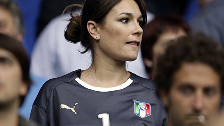 Середова често можеше да бъде видяна с фланелка с номер 1 на трибуните, когато играе Италия