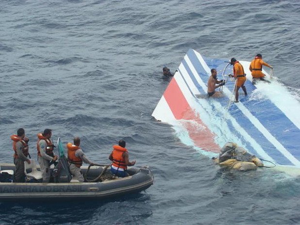Полет 447 се разби в океана с 228 души на борда през 2009 г., а изваждането на телата на жертвите, останките и черните кутии отне 2 години. 
(Вижте още в галерията).
