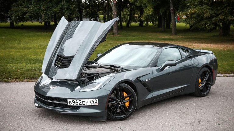 Chevrolet Corvette Stingray C7Тук мнението е на читателите на Jalopnik, които определят спортната бегачка като прекалено ръбата и странна. Освен това те намират интериора за непрактичен и прекалено клаустрофобичен, а волана – за неудобен. Възможно е все пак „гроздето да е кисело“…