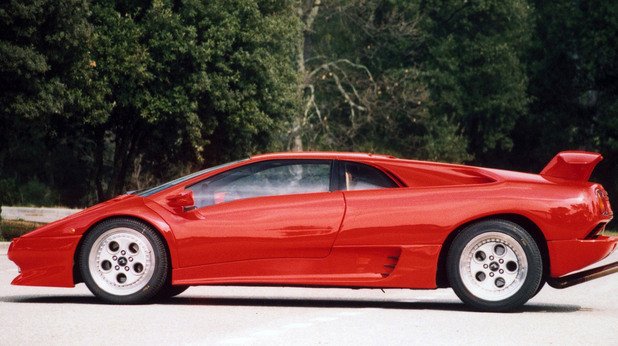 Lamborghini Diablo
Diablo дебютира с нов дизайн, започнат от Марсело Гандини и довършен от Том Гейл от Chrysler.