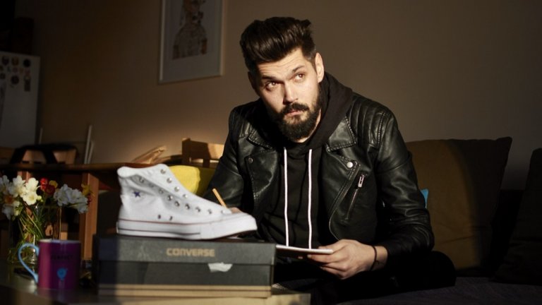 По повод годишнината на Chuck Taylor, Теодор разполага с няколко чифта бели кецове от модела, за да ги нарисува по свое усмотрение. Докато започва работа, му задавам няколко въпроса.