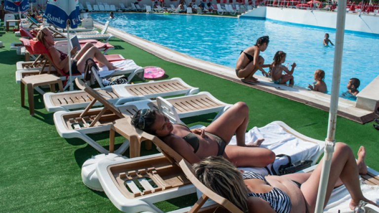 Стопаните на различните комплекси са се пробвали да увеличат печалбите с вечерни партита, но се оказало, че пречат на жилищните блокове наоколо