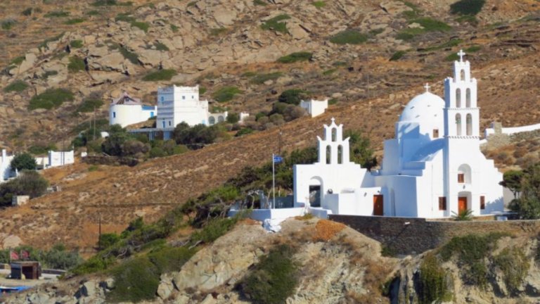 Иос, ГърцияИос е част от Цикладските острови, намира се в Егейско море. Населението е от 1800 души, площта е само 108 квадратни метра. Може да стигнете там само с ферибот. Богат на прекрасни плажове, на острова се намира гробът на Омир.