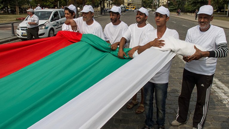 Автобуси стовариха подкрепата за властта