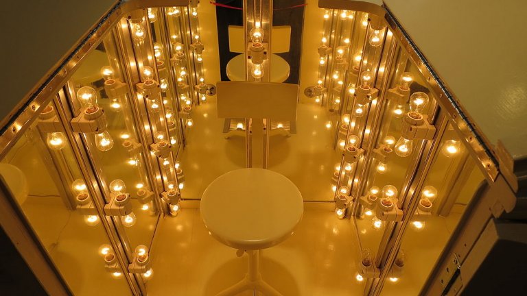 Едно от изобретенията на Келог - "баня" за облъчване с горещи лампи