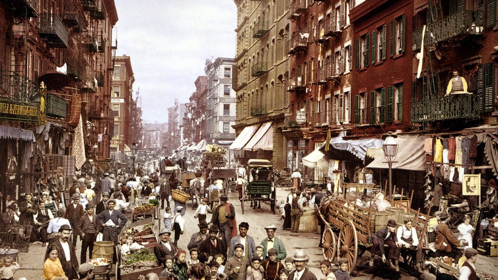 1280px-Mulberry_Street_NYC_c1900_LOC_3g04637u_edit