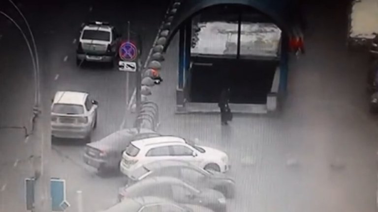 Запис от камерите за видеонаблюдение показват ареста на жената