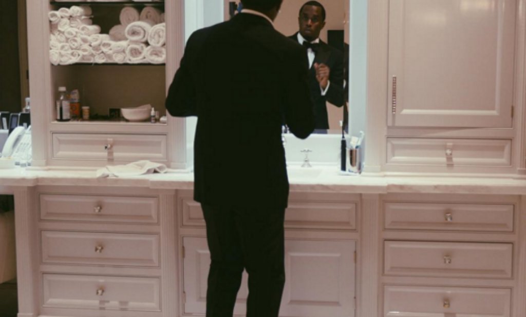 Пъф Деди се готви за церемонията, като междувременно дава да го снимат в тоалетната