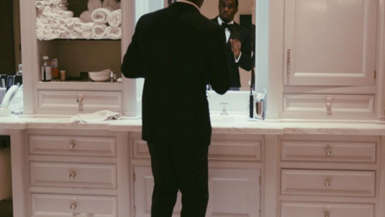 Пъф Деди се готви за церемонията, като междувременно дава да го снимат в тоалетната