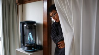 Акихико Кондо е само един от хората, обвързани с холограма