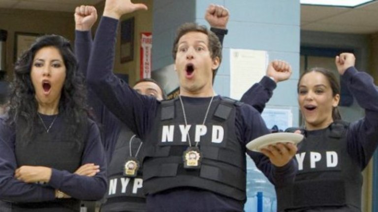 Brooklyn Nine-Nine 

Когато става дума за лоялни фенове - сериалът Brooklyn Nine Nine може да се похвали с някои от най-известните от тях. Новината за прекратяването на шоуто беше последвана от вълна от недоволство, а звезди като Марк Хамил и Гийермо дел Торо изразиха подкрепа за него. Само ден по-късно NBC обяви, че ще спаси полицейската комедия на Анди Самбърг, като я купи от Fox. 
