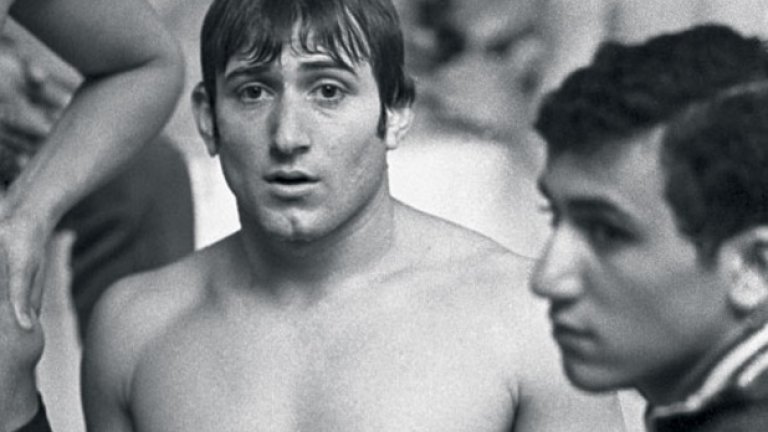 Шаварш Карапетян. Арменският шампион по плуване е истински експерт по спасяване на животи. През 1974 г. е сред 30-те пътници в автобус към Ереван. Шофьорът открива повреда с двигателя и спора машината на планински път. Излиза от кабината и в този момент автобусът потегля към зееща пропаст. Карапетян разбива стъклото с лакът, скача зад волана и натиска спирачките метри преди ужасяващата трагедия. През януари 1976 г. прави сутрешния си крос и вижда смразяваща гледка - тролейбус пада в езеро. Хвърля се да помага на 92-мата пътници, озовали се на дълбочина 10 метра. Въпреки усилията му оцеляват само 20.