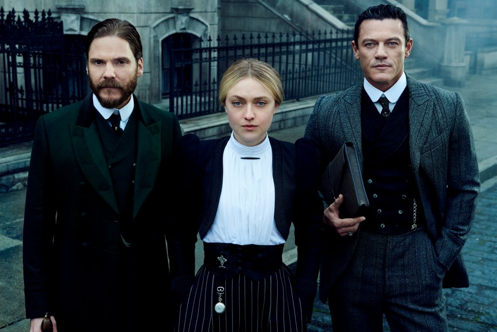 The Alienist: The Angel of Darkness
Кражба на бебета и тяхното убийство - това ужасяващо престъпление стои в основата и на втория сезон на The Alienist. Обръщаме внимание на него, защото тук полицията остава още повече на заден план, а вместо това изпъква образът на Сара Хауърд (Дакота Фанинг).
В първия сезон тя, служителка на нюйоркската полиция в края на XIX в., трябва да се съобразява с предразсъдъците, порядките и ограниченията, наложени на жените от онова време. Въпреки това помощта ѝ се оказва особено ценна за психиатъра Лазло Крайзлер (Даниею Брюл) и художника Джон Мур (Люк Еванс).
Във втория сезон, носещ подзаглавието The Angel of Darkness, Сара вече има собствена детективска агенция и е решена да помогне на семейството, наело я да разкрие какво се е случило с бебето им. А междувременно продължава да разбива прегради, наложени пред всички представителки на пола ѝ.
Къде да гледате? В Netflix.