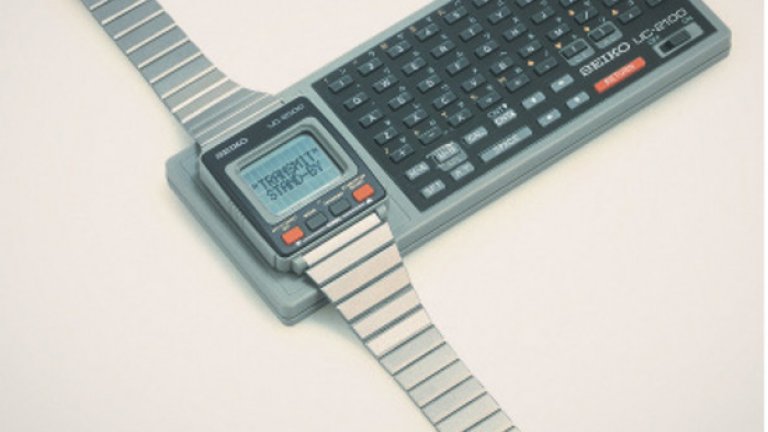 Клавиатура за часовник
През 80-те компютрите започват да се смаляват и на пазара се появяват моделите на Seiko - Data 2000 и UC-2000, кръстени така, защото могат да съхранят до 2000 знака в бележки на паметта си. За да бъдат въведени обаче, им е необходима допълнителна външна клавиатура, към която те се прикрепят. 