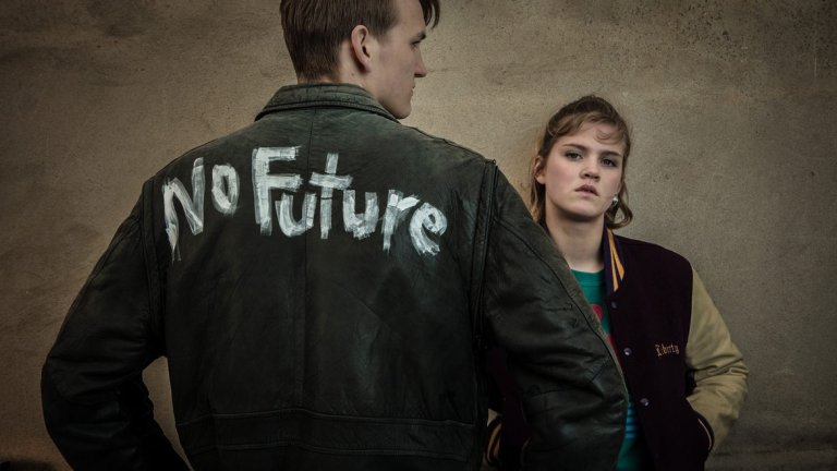 Сериалът не е подминат и от новата мода за почит към '80-те. Прехвърля ни в 1986-а, когато Винден отново се е борил с мистерия - изчезването на брата на Улрих. Там виждаме и повечето персонажи на младини с техните собствени тийнейджърски терзания.