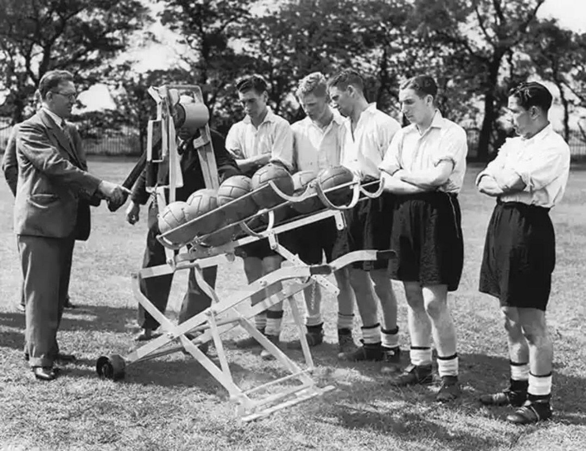 Интересна машина на тренировка на Уулвърхемптън през 1938 г. Тя се е използвала за центрирания и за дълги пасове и с чиято помощ са се тренирали нападателите. Да се чуди човек защо не се използва и сега.