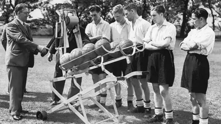 Интересна машина на тренировка на Уулвърхемптън през 1938 г. Тя се е използвала за центрирания и за дълги пасове и с чиято помощ са се тренирали нападателите. Да се чуди човек защо не се използва и сега.