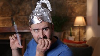 Идеята за микрочиповете се оказва основна спънка пред масовата имунизация