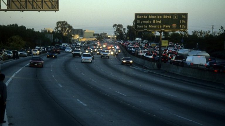 Преследването на О Джей Симпсън
Да извършиш убийството и да се измъкнеш не е лесна работа... Освен ако не си О Джей Симпсън. Милиони наблюдаваха пред малкия екран процеса срещу него на живо. 
Американската футболна легенда и актьор е обвинен в убийството на бившата си съпруга – Никол Браун Симпсън, и приятеля й Роналд Голдман.
Преди да се предаде, Симпсън става и ТВ звезда. Полицейската хайка срещу него се превръща в едно от най-гледаните живи предавания в историята на американската телевизия.
През 2008 г. Симпсън е признат за виновен и осъден на 33 години лишаване от свобода без право на помилване.