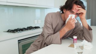 Тресе ви, имате температура и хрема, боли ви гърлото, а очите сълзят... Какво ли е?