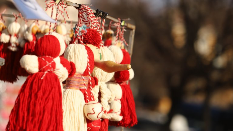 На 1 март се окичваме с мартеници и отбелязваме отминаването на зимата