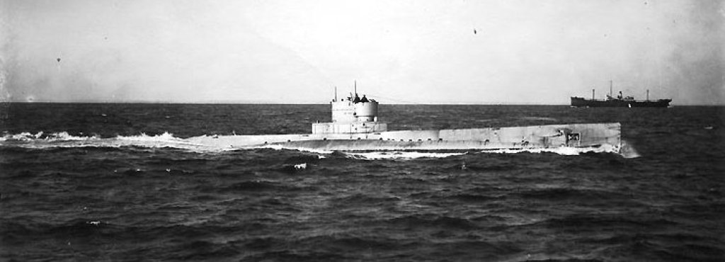 USS_R-14_underway