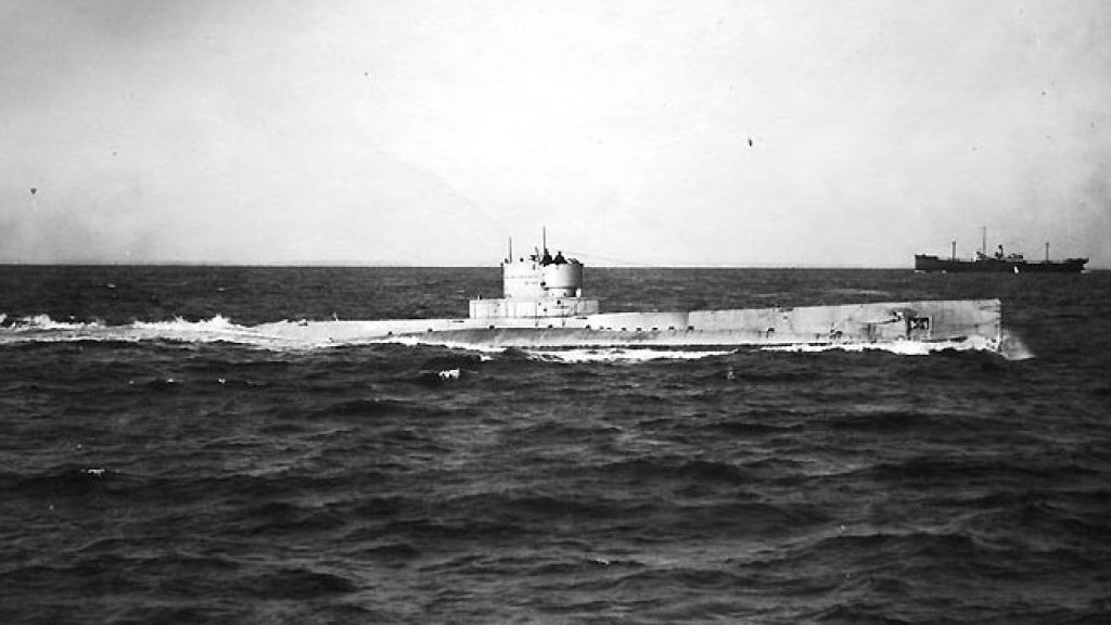 USS_R-14_underway