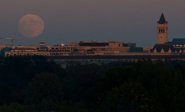 Градски пейзаж със Супер Луна от Вашингтон.