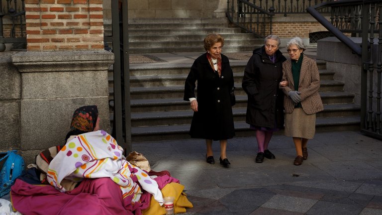 Минималният жизнен доход: Как Испания се надява да загърби крайната бедност