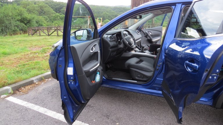 Коженият салон и просторната задна седалка придават едно бизнес усещане на пътниците отзад, които при желание от тяхна страна, могат да си извадят лаптопите и да проверят какво се случва в момента на Нюйоркската фондова борса.