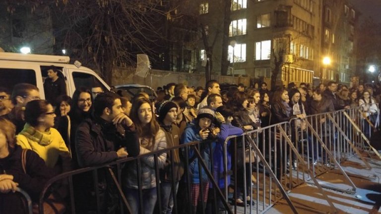 София се поклони пред траура на Франция