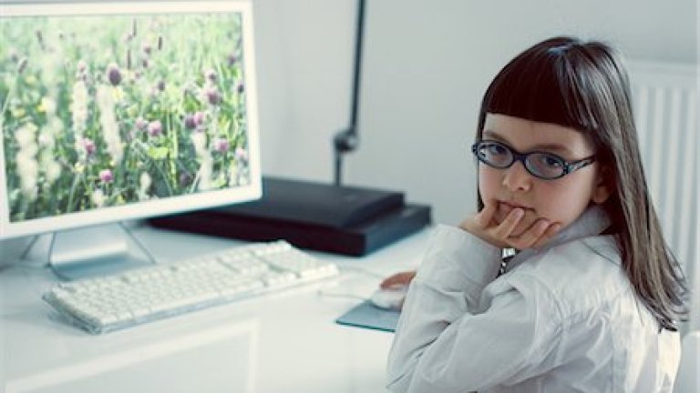 дете пред компютър