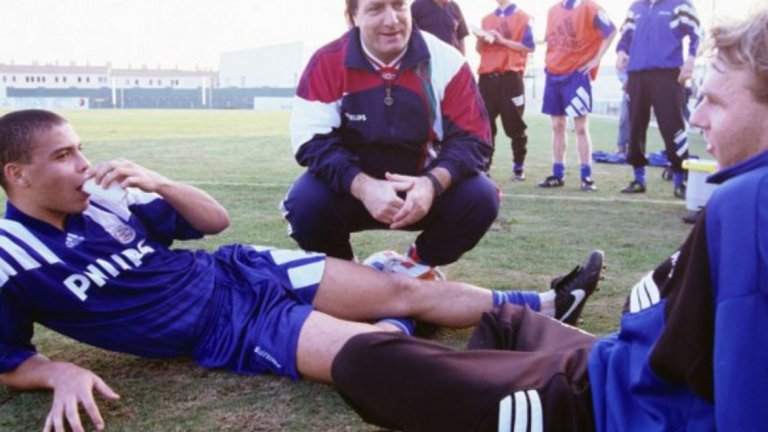 Наставникът на ПСВ Дик Адвокаат дава указания на футболистите си. Вляво е Феномена.