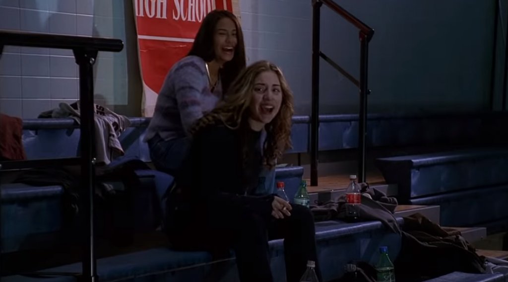 “Семейство Сопрано”
Трябва да сте много наблюдателни и със слонска памет, за да забележите 15-годишната Лейди Гага в сцена от сериала “Семейство Сопрано”. Но повечето хора не сме.
За участието си в поредицата припомни самата Гага в интервю за Entertainment Weekly, като заяви, че появата ѝ в “Семейство Сопрано” е един от най-срамните моменти в кариерата ѝ.
“Гледам колко фалшиво се смея и се възмущавам от себе си. Но оттогава научих много за актьорското майсторство”, казва Гага за Entertainment Weekly.
В заснетата сцена от драмата, изпълнителката играе тийнейджърка, която се превива от смях, докато Ей Джей Сопрано (Робърт Илър) и приятелите му вандализират училищния басейн.