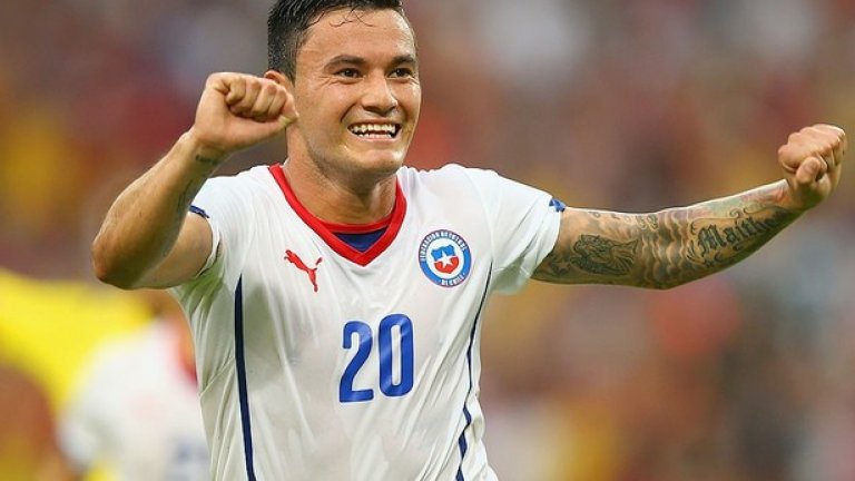 8. Чарлс Арангуиз – Чили
Не се знае дали този поливалентен полузащитник ще реши да замени бразилският Интернасионал за клуб от Острова. Ясно е обаче, че това момче разполага с огромна работоспособност, гарнирана с превъзходна техника