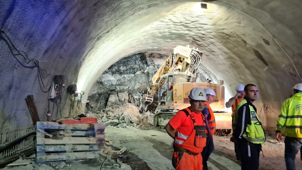 Инцидентът е вследствие на срутване на скална маса при изграждането на тунела, според фирмата строител