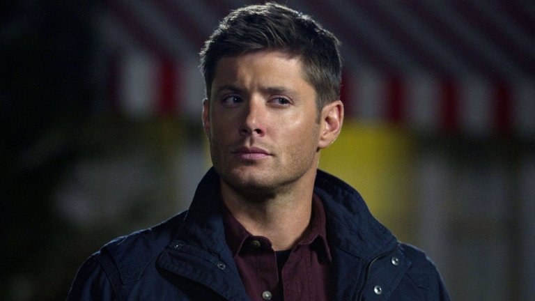 Дженсън Екълс (Дийн Уинчестър)
Започваме с по-големия и по-устат брат Уинчестър. След края на сериала Екълс имаше още няколко телевизионни появи, най-запомнящата се от които без съмнение е тази в хитовия супергеройски сериал The Boys. Актьорът влезе в кожата на циничния Soldier Boy в третия сезон на шоуто (2022 г.), появи се в ролята и в епизод на спинофа Gen V (2023 г.). И както се шегува пред EW през 2020 г., в новата роля му се е наложило да носи същия тип ботуши, каквито е носил и като Дийн Уинчестър.
Отвъд това изигра шериф Бо Арлен в сериала Big Sky (2022-2023 г.) и се появи в един епизод на сериала Tracker. Беше отново Дийн и за спинофа на Supernatural - предисторията The Winchesters, на която беше и изпълнителен продуцент и която издържа само един сезон на екран, преди да бъде прекратена.
Екълс спокойно може да каже и "Аз съм Батман", защото озвучи супергероя в няколко анимации - Batman: The Long Halloween, Legion of Super-Heroes, Justice League: Warworld и Justice League: Crisis on Infinite Earths.