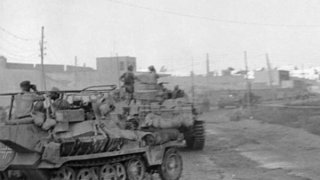 Bundesarchiv_Bild_101I-785-0293-11,_Tobruk,_Schützenpanzer,_Panzer