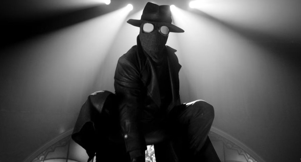 Spider-Noir, сезон 1
Къде: в Prime Video
Действието ни пренася в Ню Йорк през 30-те години на XX век, в разгара на Голямата депресия. В центъра на историята е Бен Рейли (Никълъс Кейдж) – застаряващ, уморен от живота частен детектив, който открива, че във вените му тече кръвта на паяк. Той използва новопридобитите си супергеройски сили, за да разрешава криминални случаи и да хваща престъпници.