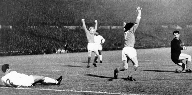 9 март 1966 г. - Шоуто в Лисабон.
Бенфика по онова време е един от трите топ отбора на Европа. Юнайтед ги среща на полуфинал в Купата на шампионите, като печели трудно първия мач с 3:2 у дома. Мат Бъзби издава нареждане - да се браним здраво в първите минути в Лисабон, да удържим бурята... Вместо това Бест вдъхновява удивително представяне през първото полувреме - 3:0 за Юнайтед, като два гола са на №7, а той асистира и за третия на Джон Конъли. "Очевидно не си слушал", подхвърля му Бъзби на почивката. Юнайтед бие с 6:2, а Бест е невероятен.