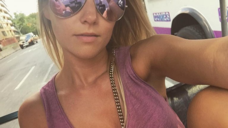 Обиколила е целия свят.