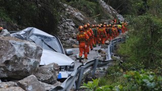 Ранените са стотици, а поне 16 все още са в неизвестност