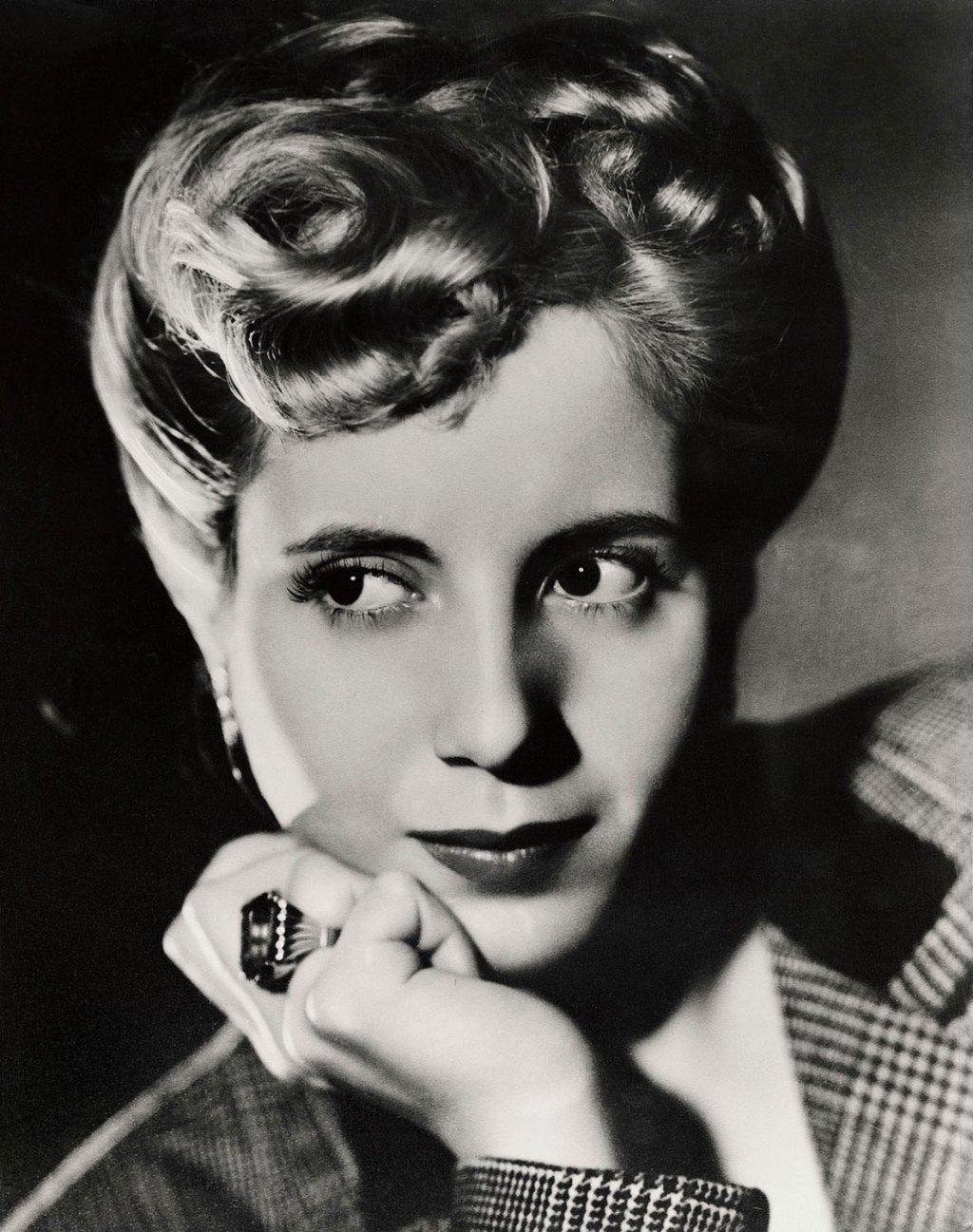 Eva_Duarte_by_Annemarie_Heinrich,_1944_(later_Eva_Péron)