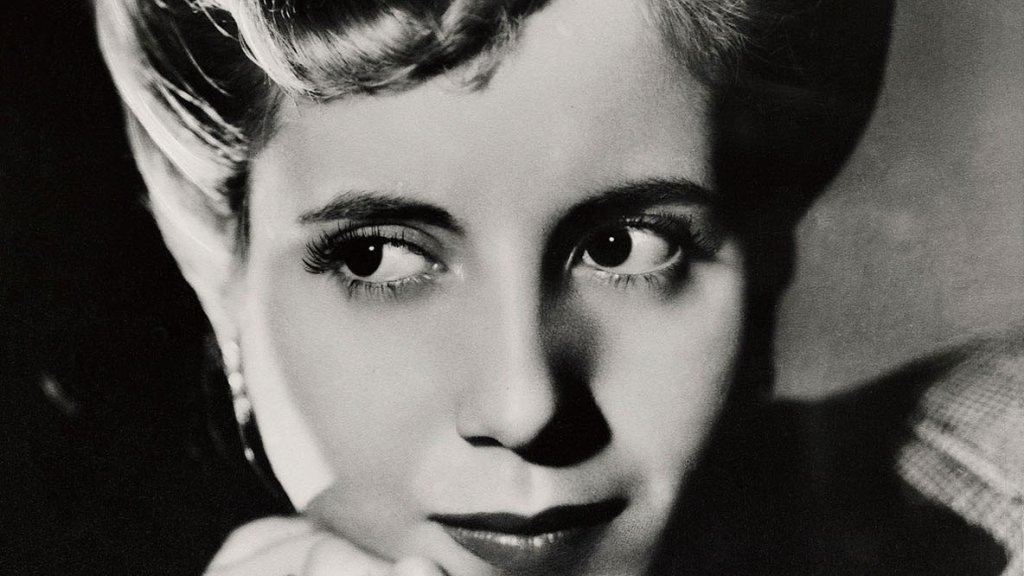 Eva_Duarte_by_Annemarie_Heinrich,_1944_(later_Eva_Péron)