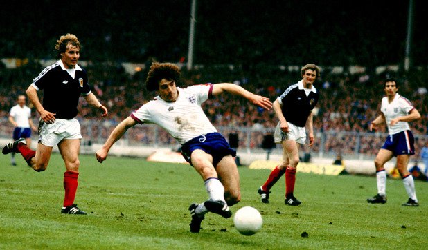 1979 г.: Актуалният носител на "Златната топка" Кевин Кийгън слага точка на спора - 3:1 за Англия на "Уембли".