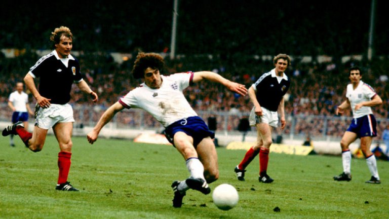 1979 г.: Актуалният носител на "Златната топка" Кевин Кийгън слага точка на спора - 3:1 за Англия на "Уембли".